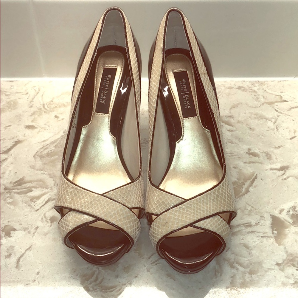 Snake skin embossed pumps